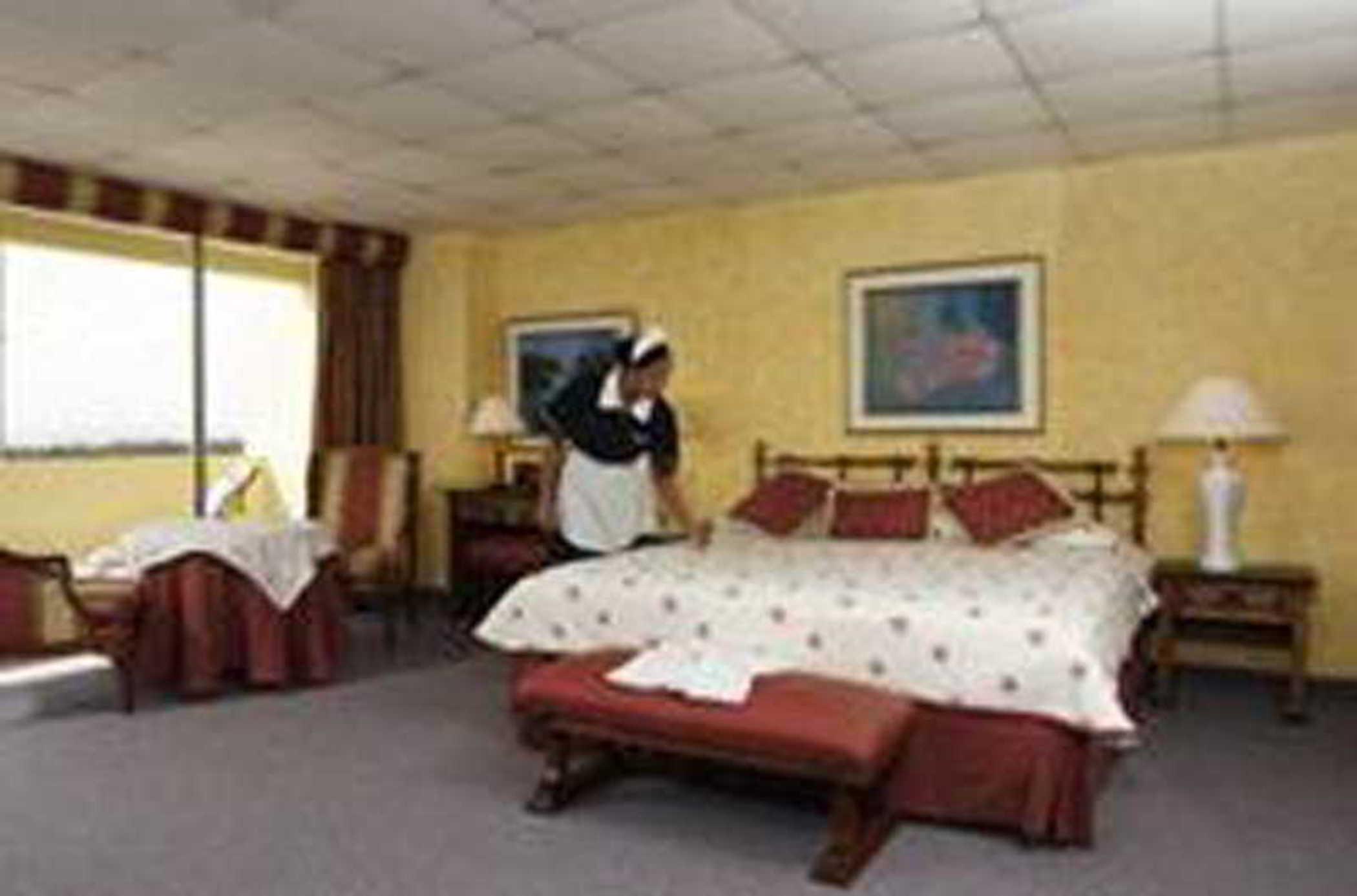 ドミニカン フィエスタ ホテル ＆ カジノ サントドミンゴ 部屋 写真 A chambermaid making a bed