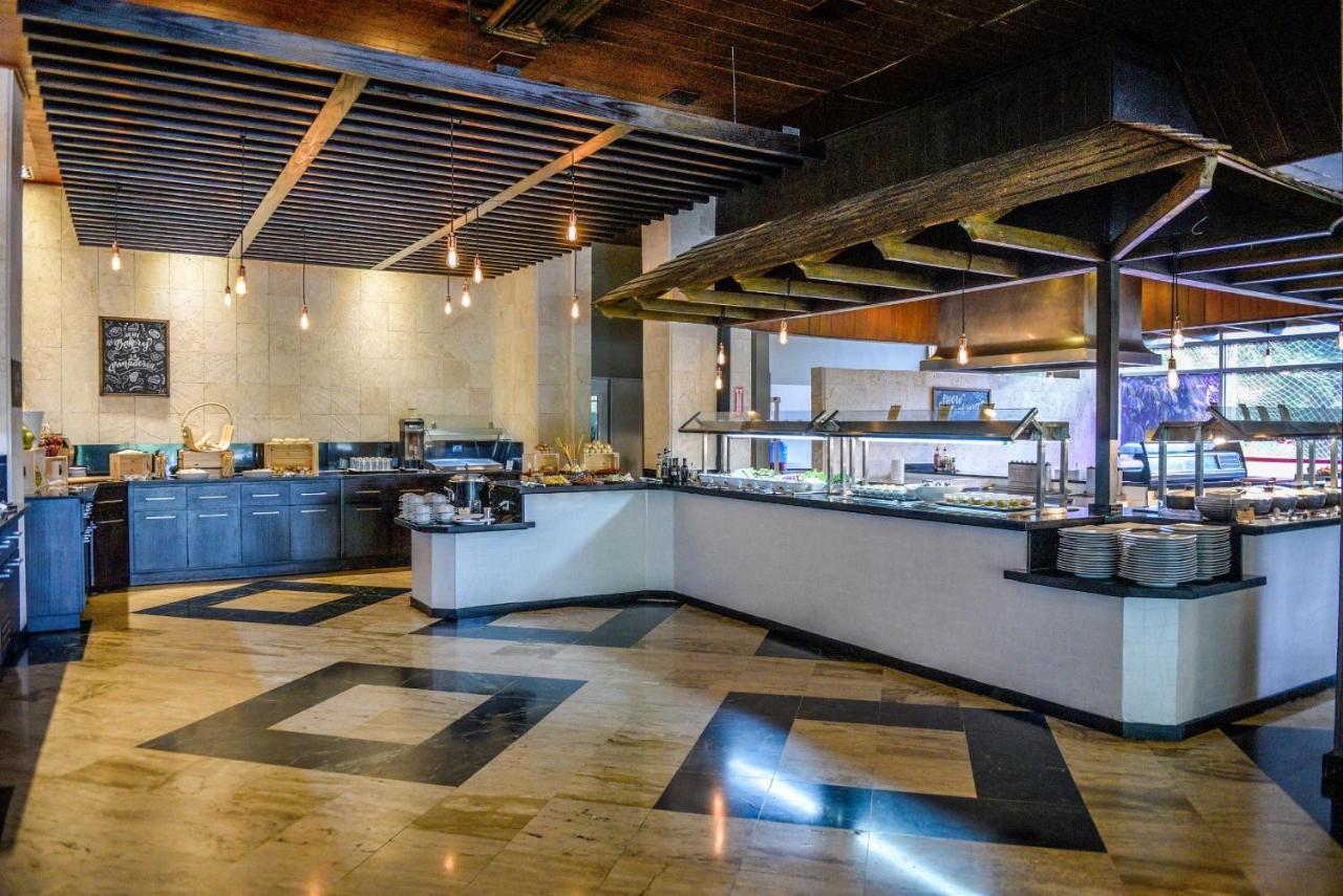 ドミニカン フィエスタ ホテル ＆ カジノ サントドミンゴ エクステリア 写真 The buffet at the Hilton San Diego Bayfront