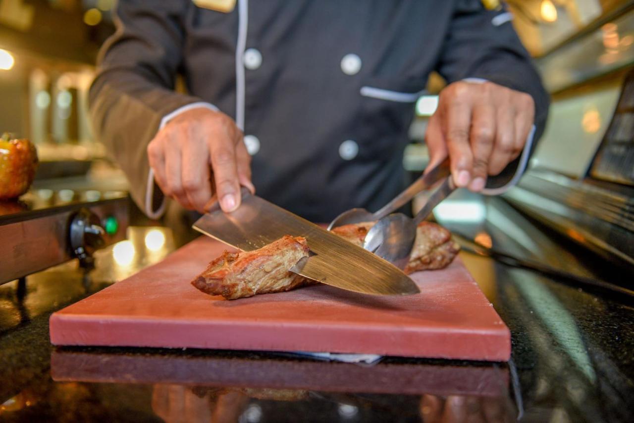 ドミニカン フィエスタ ホテル ＆ カジノ サントドミンゴ エクステリア 写真 Chef cutting a steak